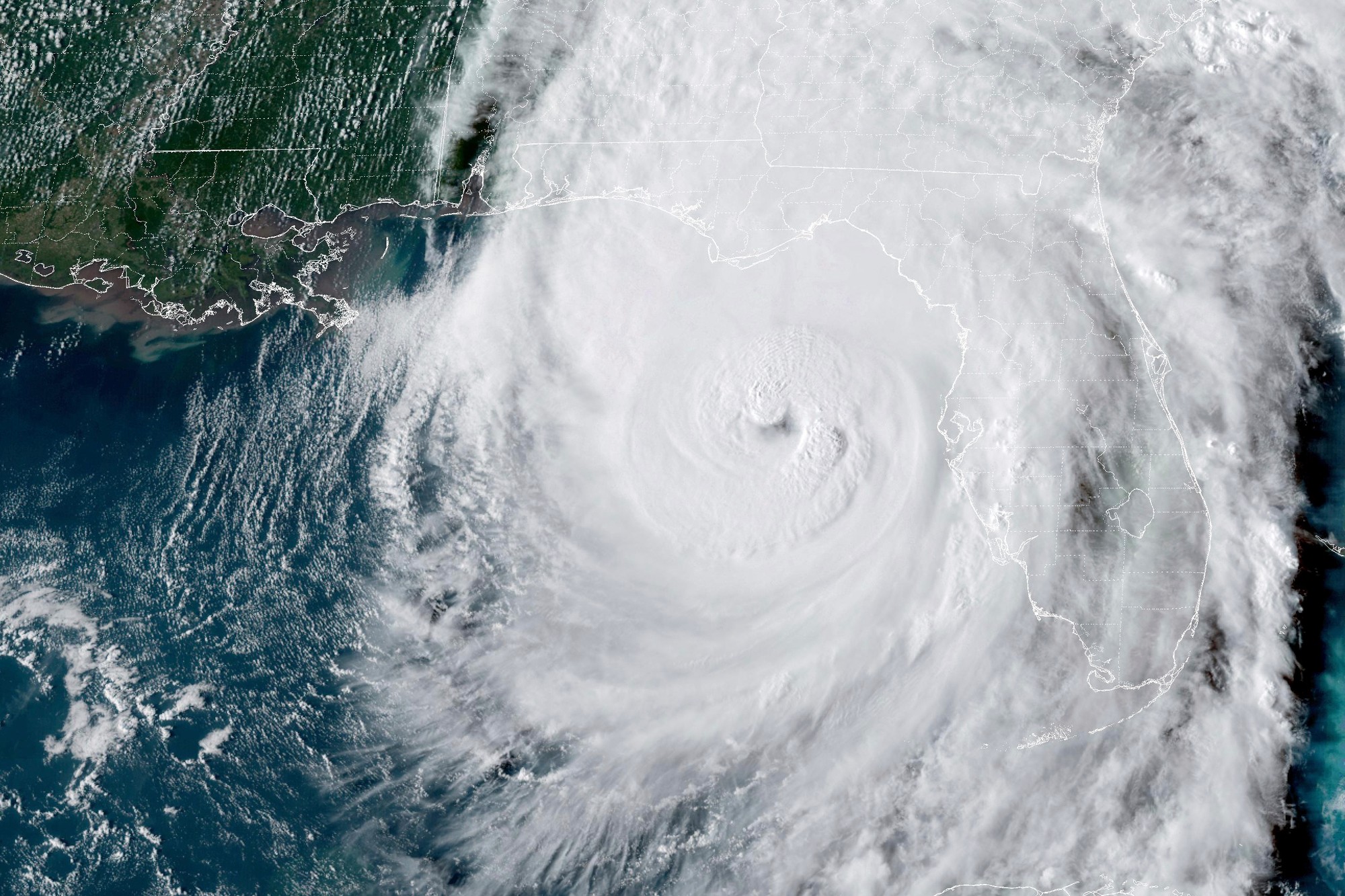 Na satelitnej snímke poskytnutej Národným úradom pre oceán a atmosféru (NOAA) je hurikán Helene.
