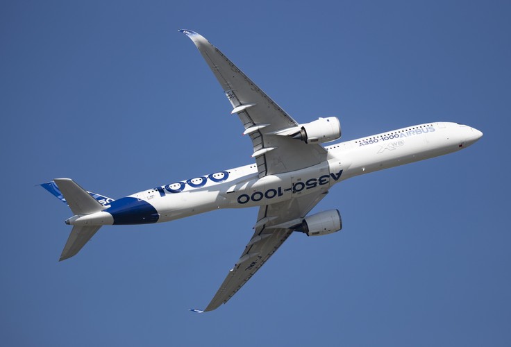 Airbus A350 XWB to szerokokadłubowy samolot pasażerski, średniej wielkości, dalekiego zasięgu. A350 powstał jako odpowiedź na konkurencyjne samoloty Boeing 777 i 787 Dreamliner. <br>
Na zdjęciu: Airbus A350-1000