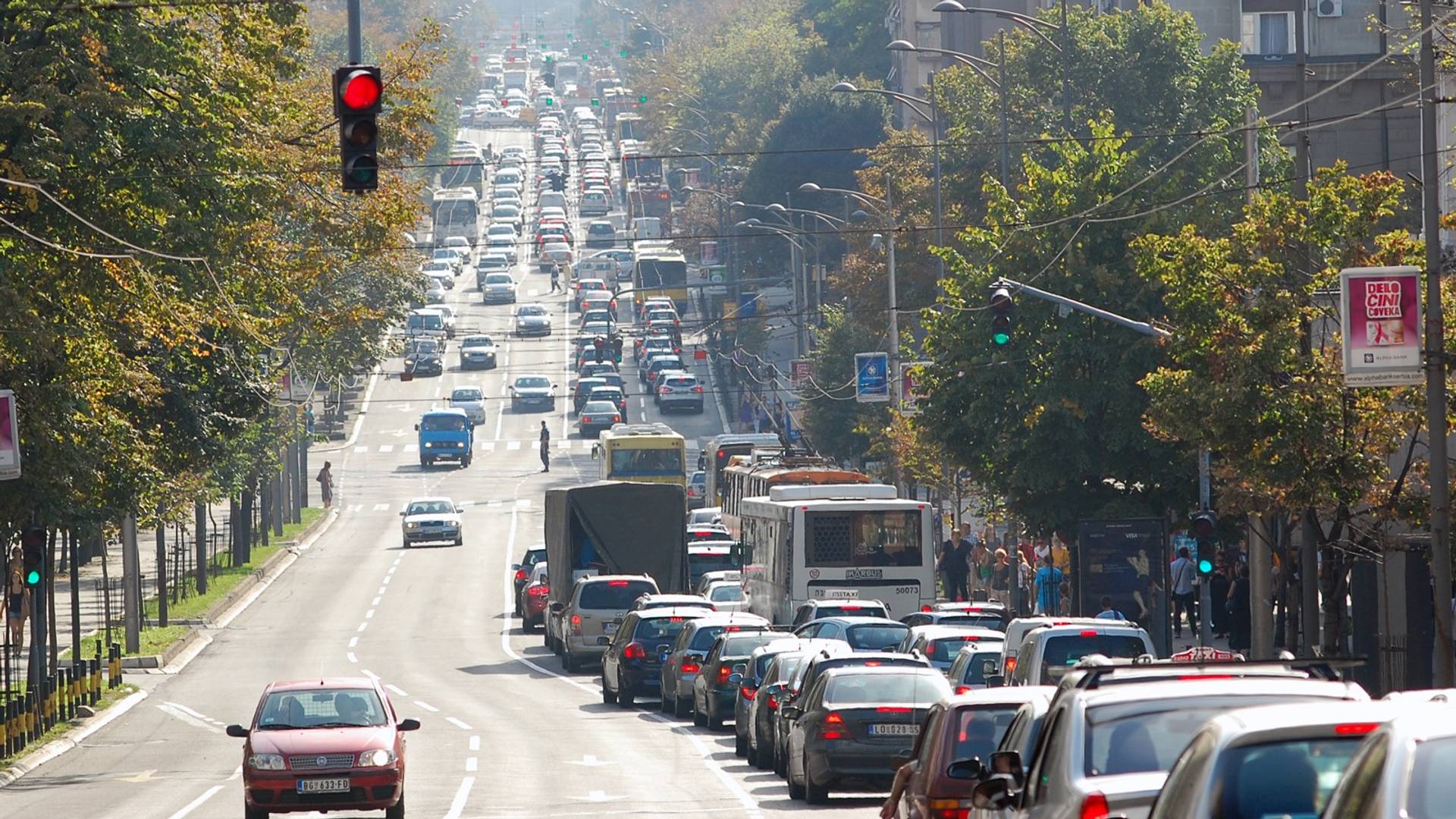 Bahatost ovog lika jedva staje u kadar: Tip vozi 200 kroz Kneza Miloša i svaki potez mu je novo dno