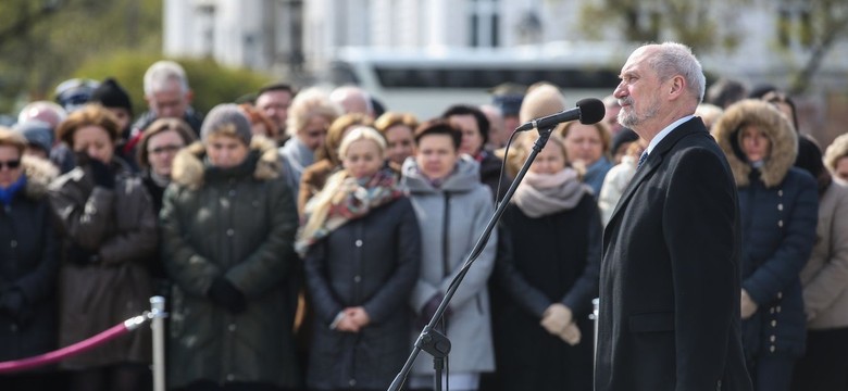 Szef MON nakazał strzec popiersia Lecha Kaczyńskiego. "Dalszy symbol szaleństwa ze strony Macierewicza"