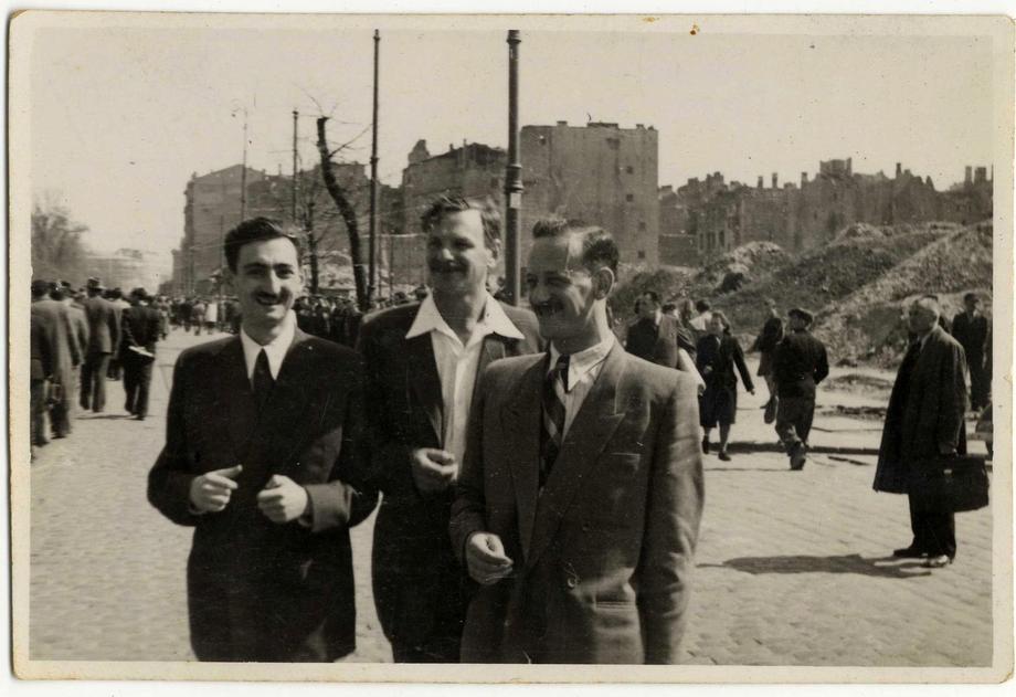 Ruiny warszawskiego getta. Od lewej: Marek Edelman, Icchak Cukierman i Stefan Grajek, 1945 r.