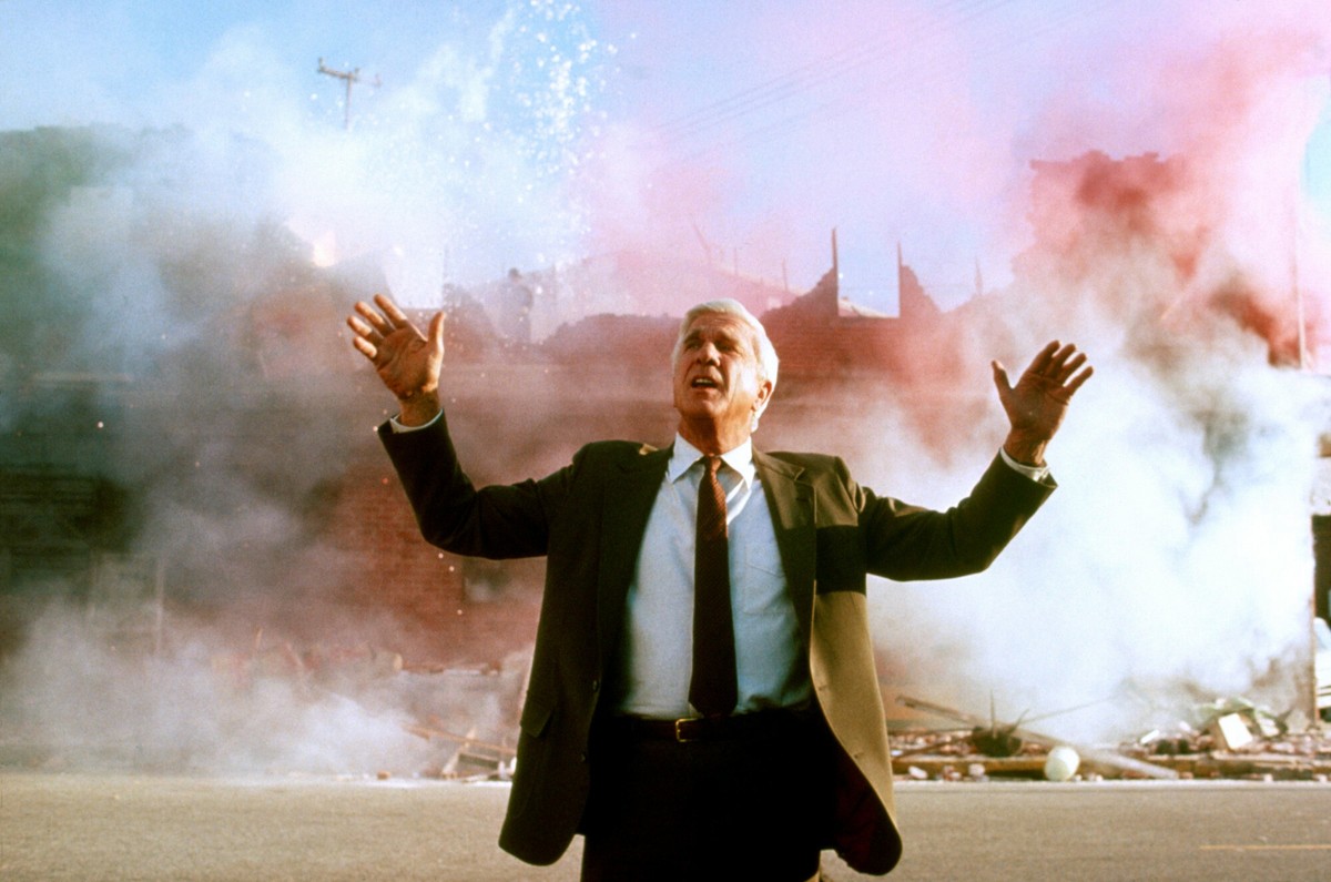 Leslie Nielsen jako porucznik Frank Drebin w kultowej "Nagiej broni"