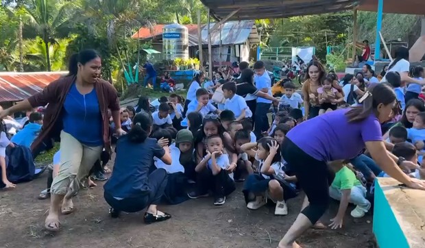 Reakcija školske dece na jak zemljotres u ponedeljak, 8. juna 2026. godine na Filipinima