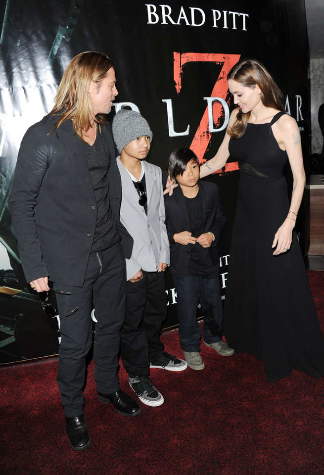 Angelina Jolie i Brad Pitt z Maddoxem i Paxem
