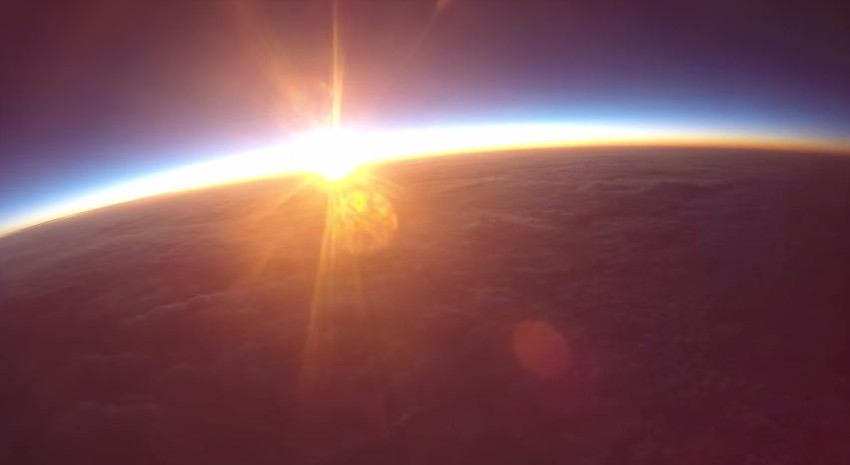 Trenutak kada se Sunce pojavljuje iza horizonta