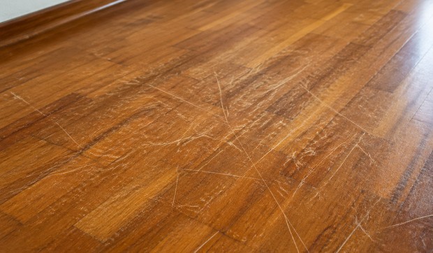 Tehnika od 3 minuta za obnovu izgrebanog parketa