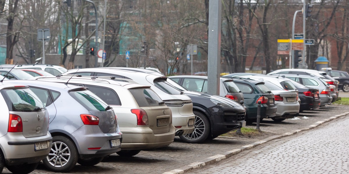 W świetle nowych przepisów — po 1 października — wystarczy założyć inne tablice niż oryginalnie przypisane do pojazdu, żeby popełnić przestępstwo i narazić się na karę więzienia.