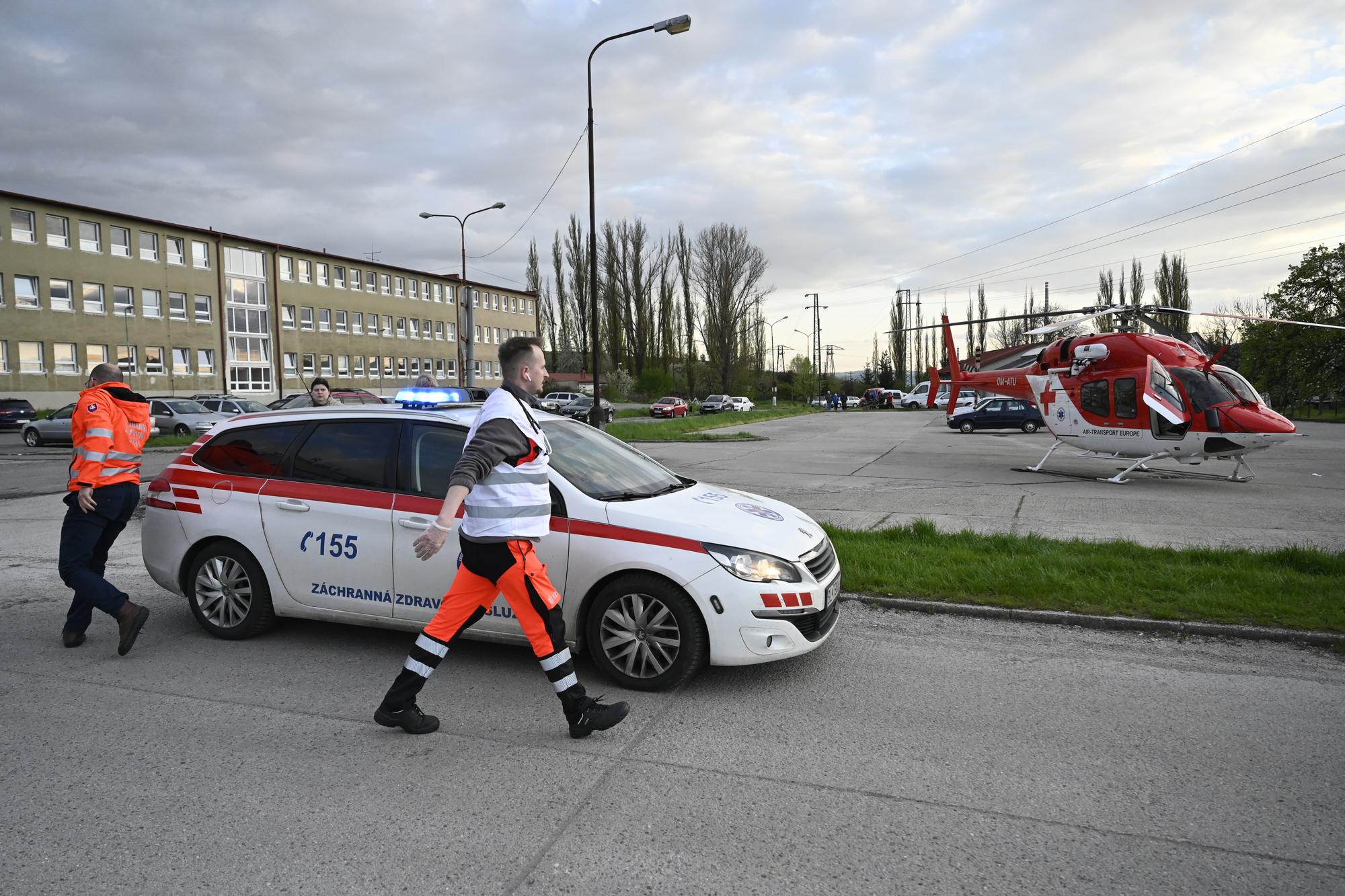 Leteckí záchranári odvážajú zraneného baníka z parkoviska pred baňou v Novákoch.