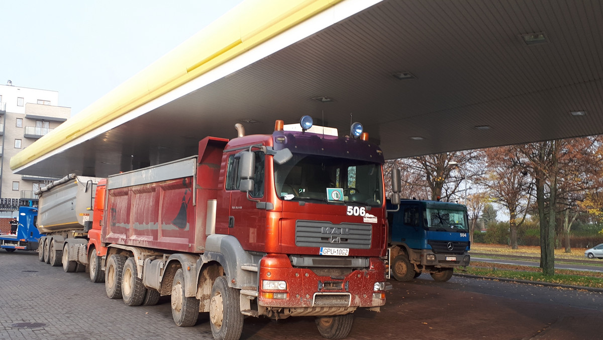 Gdańsk. Ciężarówki blokują wjazd na jedną ze stacji w Gdańsku