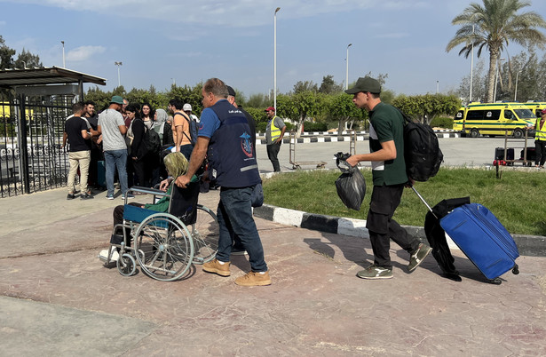 Cywile różnych narodowości ewakuowani prze przejście w Rafah