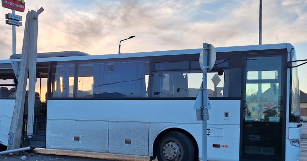Elloptak, majd villanyoszlopnak vezettek egy buszt Szolnokon: egy gyermek lehet a tolvaj