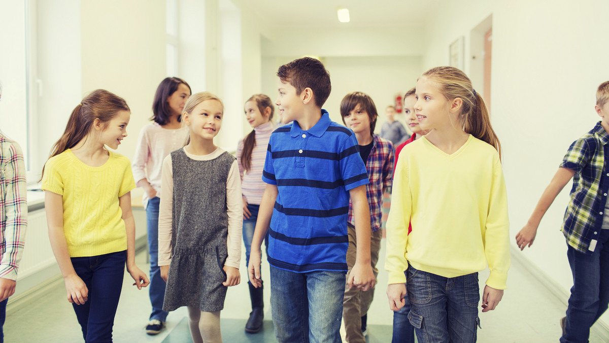 Zapewnienie swoim dzieciom edukacji na wysokim poziomie jest jednym z ważniejszych celów, na które oszczędzają Polacy. Z badań Deutsche Bank wynika, że rodzice marzą, aby ich pociechy miały w dorosłości własne mieszkanie, realizowały swoje pasje i otwierały własne firmy. Jak im w tym pomóc? Jak wskazują eksperci, taki kapitał należy budować nie tylko poprzez bieżące wydatki. Równie ważne jest spojrzenie dalekowzroczne, czyli inwestowanie w przyszłość dziecka poprzez rozsądne oszczędzanie.