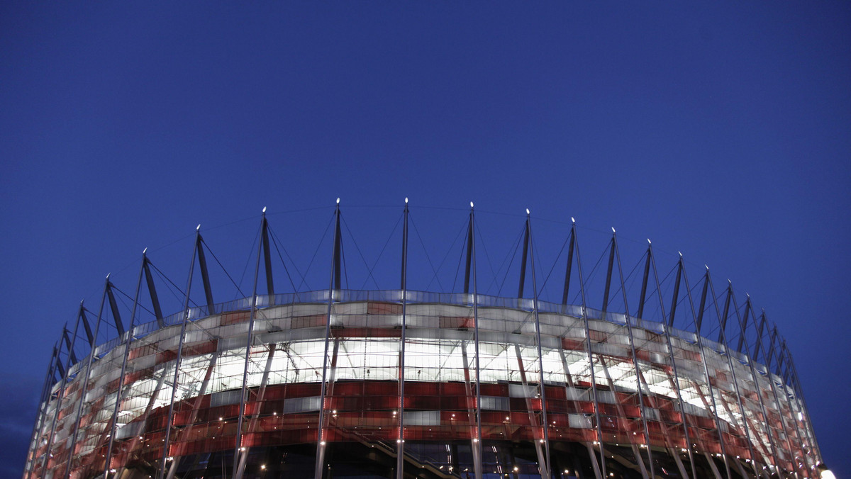 Pierwszy ćwierćfinałowy mecz Euro 2012, w którym zmierzą się reprezentacje Czech i Portugalii, zostanie rozegrany pod zamkniętym dachem na Stadionie Narodowym w Warszawie. Decyzja organizatorów ma związek ze zbliżającymi się opadami deszczu.