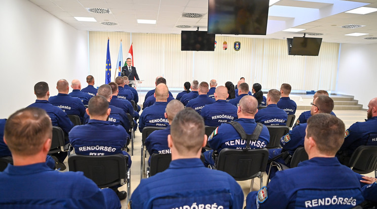 A csaknem 10 hónapos kiképzés alatt illetményt is kapnak a leendő rendőrök / Fotó: MTI/Illyés Tibor