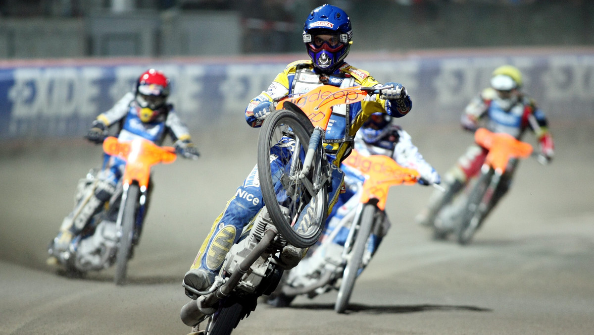 Czterech reprezentantów Polski (Tomasz Gollob, Jarosław Hampel, Rune Holta i Janusz Kołodziej) będzie ścigać się w nadchodzącym sezonie cyklu Speedway Grand Prix o tytuł indywidualnego mistrza świata. Po historycznym poprzednim roku, gdy Gollob sięgnął po mistrzostwo, a Hampel po wicemistrzostwo - poprzeczka zawieszona jest bardzo wysoko. Pierwszy turniej o GP Europy w Lesznie - już w sobotę o godz. 19:00.