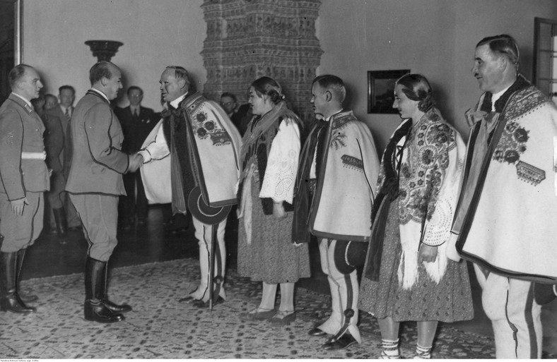 W dniu urodzin Adolfa Hitlera gubernator Hans Frank przyjmuje na Zamku Królewskim w Krakowie delegację górali. Widoczny Wacław Krzeptowski, który pod koniec wojny został powieszony przez ruch oporu za kolaborację.