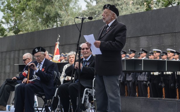 Wiceprezes Związku Powstańców Warszawy Zbigniew Galperyn przemawia podczas spotkania z powstańcami w Parku Wolności przy Muzeum Powstania Warszawskiego.