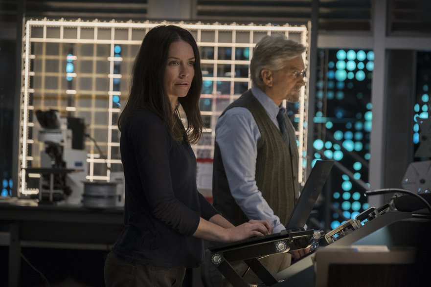 Scena z filmu "Ant-Man i Osa" (2018). Na zdjęciu Hope van Dyne (Evangeline Lilly) i Hank Pym (Michael Douglas)