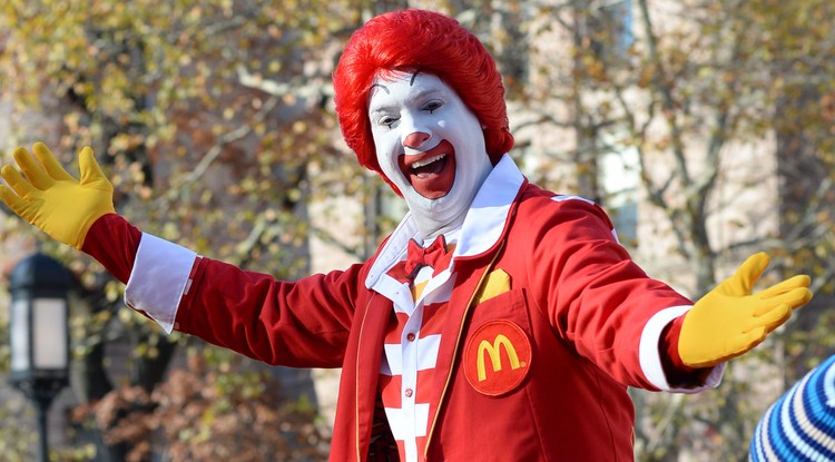 Ronald McDonald jelmezbe öltözött férfi