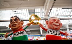 Karnawał w Niemczech. Połączyli Orbana z Kaczyńskim sierpem i młotem oraz tekstem: Prawicowa dyktatura [FOTO]