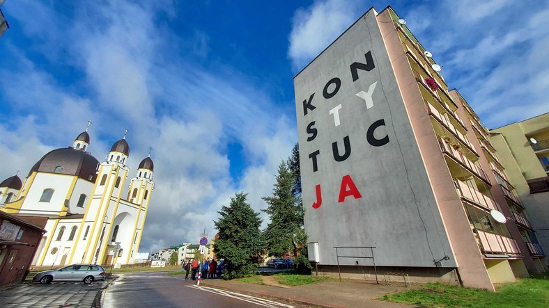 Za bezzasadność lokalizacji muralu, mieszkańcy podają, że nie jest widoczny z ul. Pułaskiego