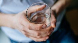 Czy wypicie szklanki wody obniża ciśnienie? Lekarz wyjaśnia