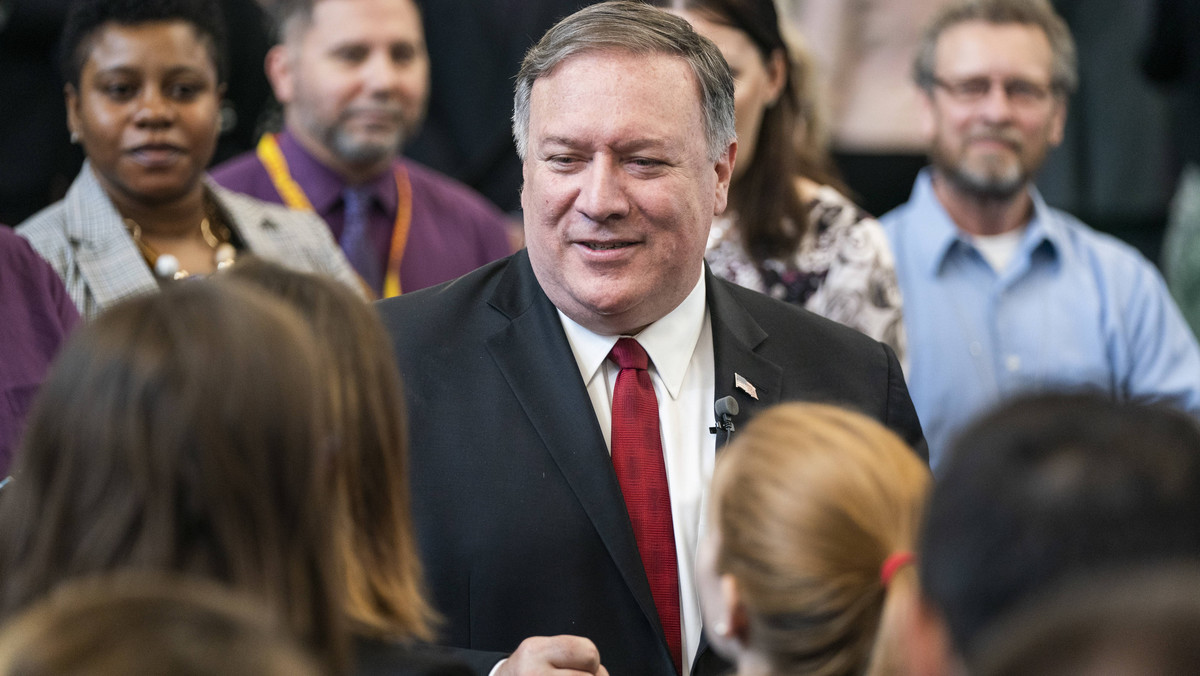 Sekretarz stanu USA Mike Pompeo powiedział we wczorajszym nagraniu wideo adresowanym do Wenezuelczyków, że "chwila nadeszła", a na Twitterze oświadczył, że "Stany Zjednoczone stanowczo towarzyszą wam w dążeniu do wolności i demokracji".