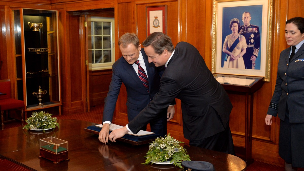 Premier Donald Tusk po południu w bazie RAF w Oxfordshire rozmawiał z premierem Wielkiej Brytanii Davidem Cameronem o trwającym na Ukrainie kryzysie politycznym.