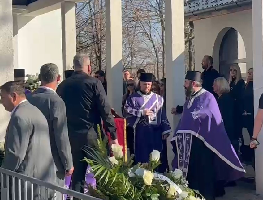 Osam sveštenika služi opelo