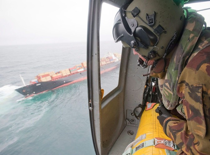 Helikopter straży wybrzeża nad tonącym statkiem Rena