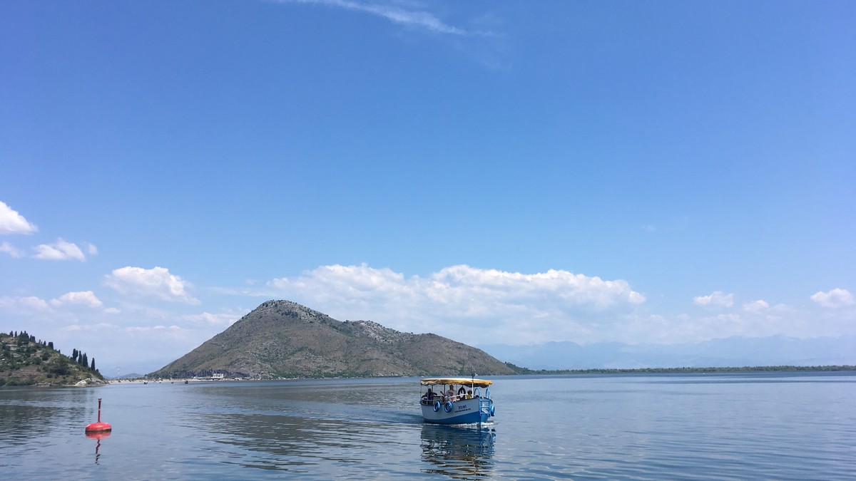 PRETRAŽUJE SE JEZERO, TRAGA SE ZA NESTALIM! U prevrtanju čamca jedna osoba stradala: Okolnosti tragedije i dalje MISTERIJA