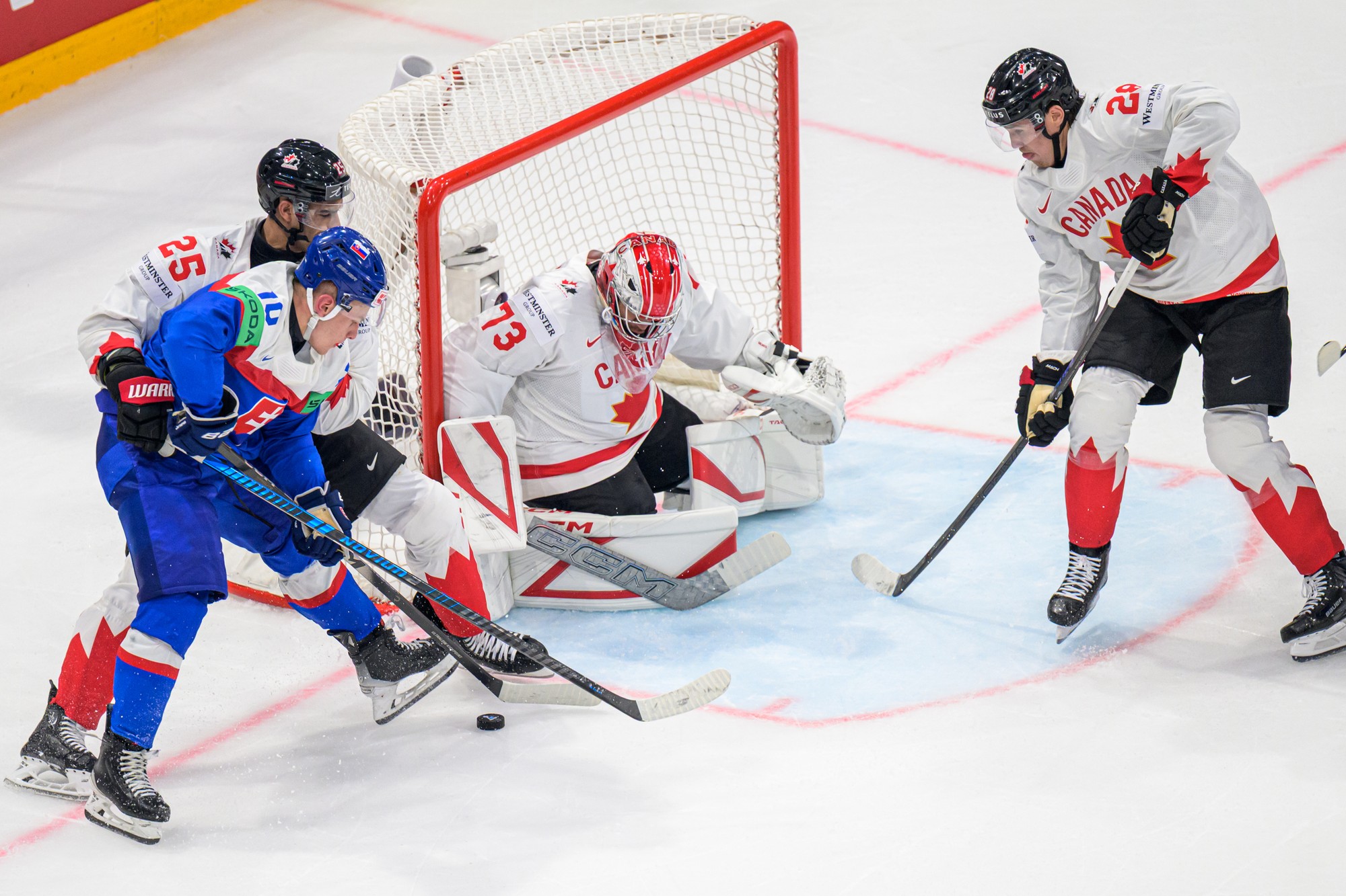 Zľava Darnell Nurse (Kanada), Oliver Okuliar (Slovensko), brankár Jet Greaves a Zach Whitecloud (obaja Kanada). 