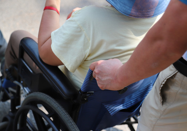 Opiekunowie osób z niepełnosprawnościami będą mogli dorabiać do świadczenia pielęgnacyjnego