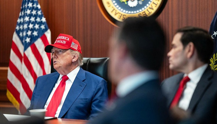 Donald Trump nazwał irański atak teatralnym". USA odpowiedzą nalotami?