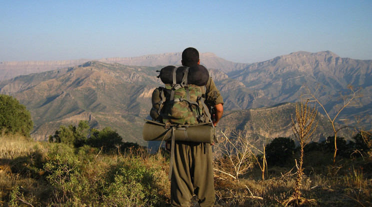 Ilyen felszereltséggel látták el a Kurdisztáni Munkáspárt, a PKK gerilláit. Ez a fotó az iraki határ közelében húzódó törökországi területen készült korábban egy gerilláról / Fotó: MTI/EPA/Firat News Agency