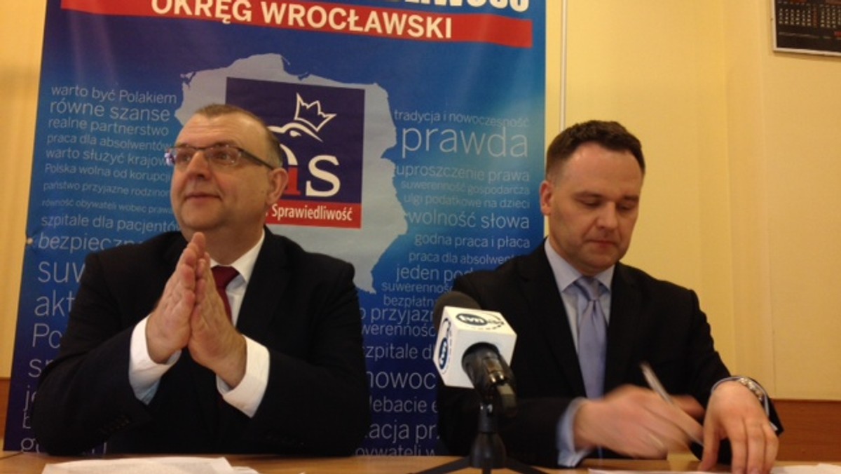 Dawid Jackiewicz i Kazimierz Michał Ujazdowski – wrocławscy posłowie Prawa i Sprawiedliwości – przedstawili dziś nowy program swojej partii. Skomentowali też zachowanie europosła Platformy Obywatelskiej i wiceprzewodniczącego Parlamentu Europejskiego Jacka Protasiewicza – na lotnisku we Frankfurcie.