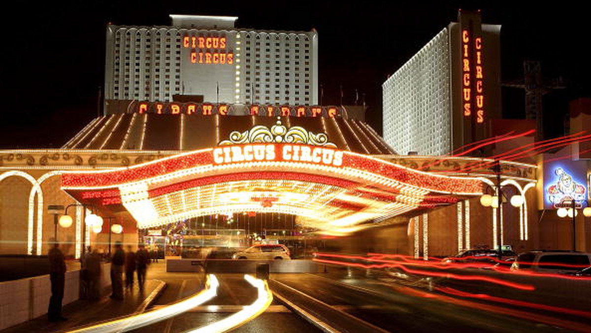 Emily McCaughan pod wpływem narkotyków wyskoczyła z 27. piętra słynnego Circus Circus Hotel. Silne halucynacje wywołało zażyte ecstasy. Dziewczyna ostatnie dni swojego życia spędziła na odbywającym się w Las Vegas 3-dniowym Electric Daisy Carnival.