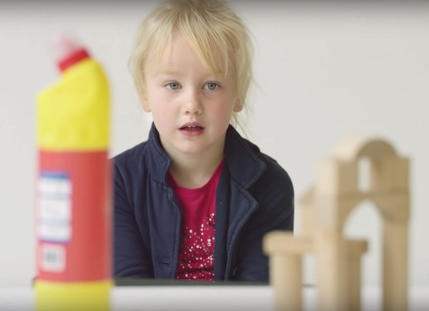 Detergent czy zabawka? Co jest atrakcyjniejsze w oczach dziecka?