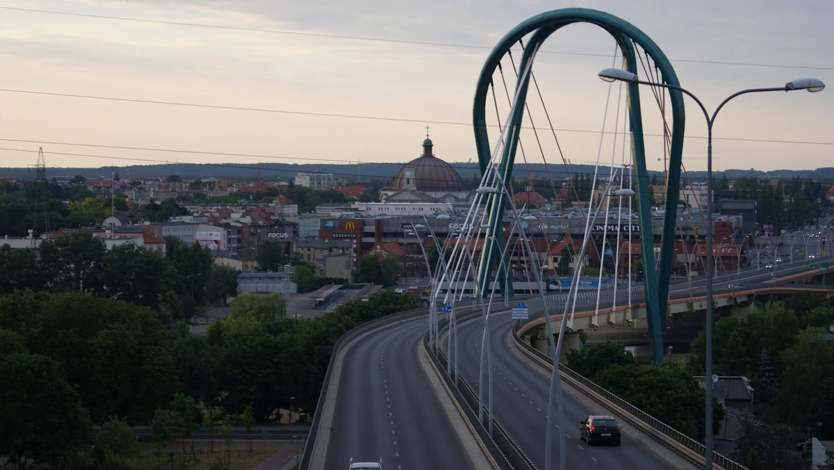 Dziś, po otrzymaniu raportu na temat stanu technicznego Mostu Uniwersyteckiego w Bydgoszczy, drogowcy zdecydowali o jego natychmiastowym zamknięciu. Oznacza to bardzo duże problemy w poruszaniu się po wschodniej części miasta. Przeprawa przez Brdę ma dopiero siedem lat.