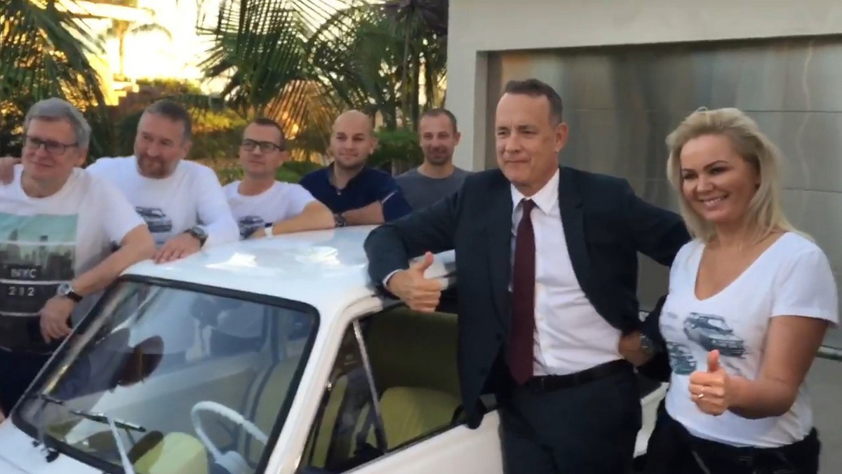 Tom Hanks zasiadł za kierownicą swojego Fiata 126p. Aktor w czwartek w Los Angeles, kilkanaście minut po godzinie 15 tamtejszego czasu, otrzymał auto i kluczyki od pomysłodawczyni akcji "Bielsko-Biała dla Toma Hanksa" Moniki Jaskólskiej.