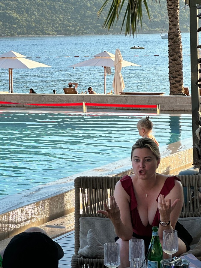 Holi Valans na plaži u Porto Novom 