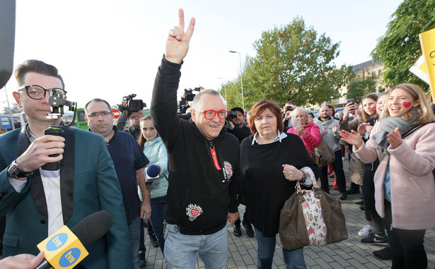 Sąd ukarał Owsiaka za przeklinanie na Woodstocku. Tłum przed budynkiem: "Trzymaj się, Jurek!"