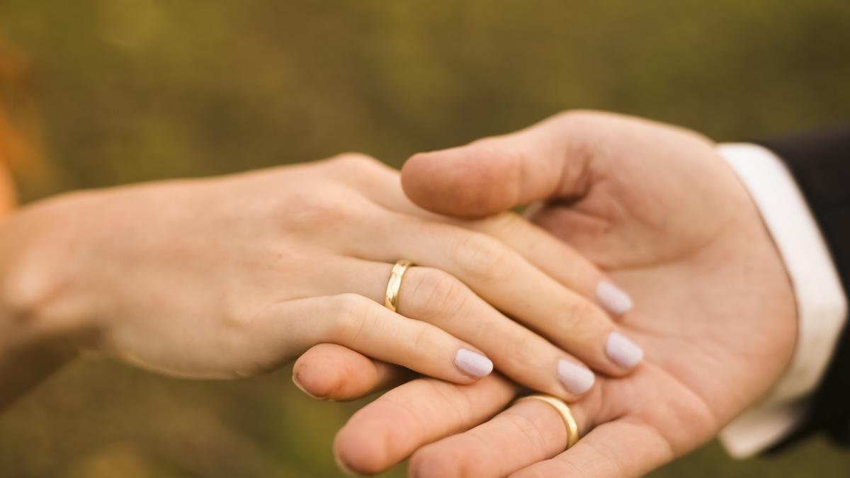 Romantikus történet: két idegen ugyanazon a repülőtéren házasodott össze, ahol 4 éve találkoztak