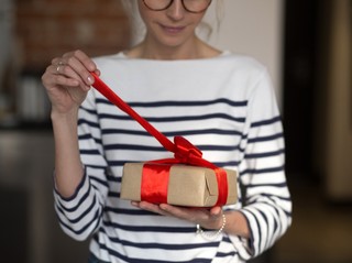 Jak obliczyć składki od paczki świątecznej odebranej po wypłacie wynagrodzenia