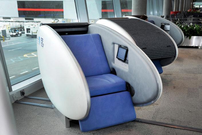Íme az alvókabinná alakítható reptéri szék! - Blikk