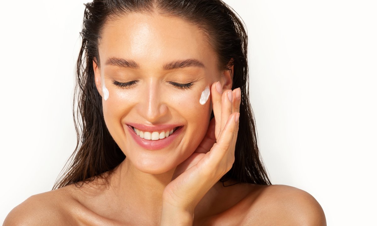 Ten krem wygląda jak jogurt i działa jak tarcza. W składzie aż 6 ceramidów, a do tego roślinny kolagen