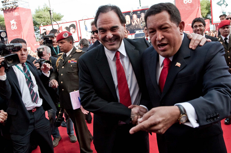 Reżyser Oliver Stone i nieżyjący już prezydent Wenezueli Hugo Chavez na festiwalu filmowym w Wenecji