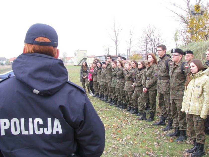 Uczniowie z klasy mundurowej liceum w Lęborku mieli zajęcia na wojskowej strzelnicy