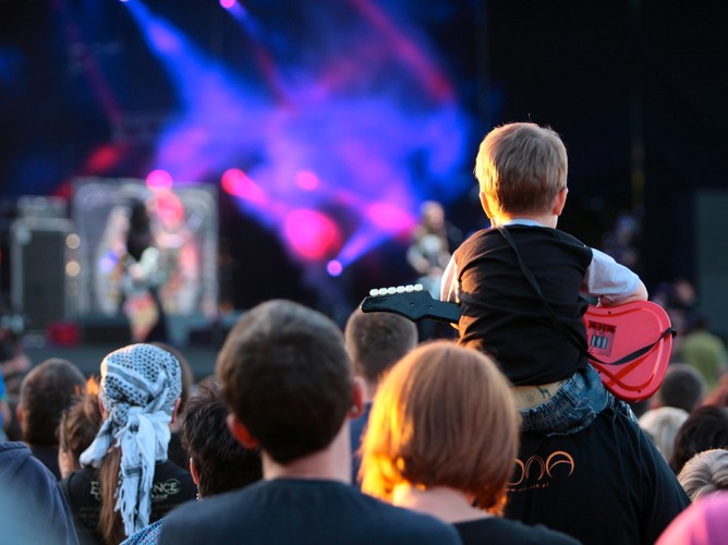 Festiwalowa publiczność podczas koncertu zespołu Acid Drinkers