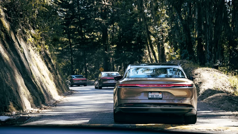 Auto marzeń na wymarzonej trasie: szeroki, płaski Lucid Air w parku stanowym Redwoods. W trybie Smoooth limuzyna jest zdumiewająco wydajna. W trybie Swift – niewiarygodnie zwinna. A po włączeniu trybu Sprint zdaje się ostrzegać: „Hej, czy na pewno tego chcesz?”